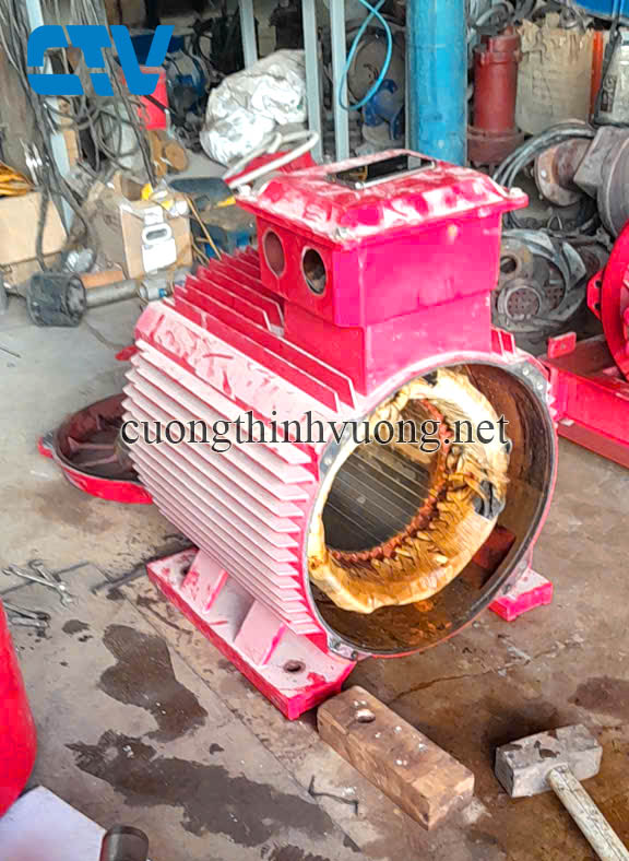 Cường Thịnh Vương sửa chữa máy bơm nước bị chập cháy