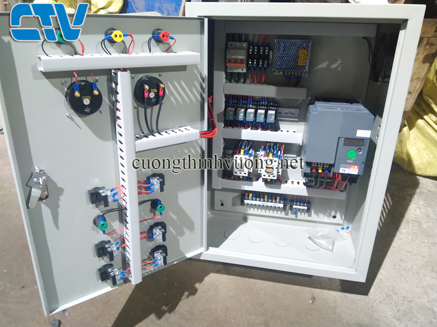 Tủ điện điều khiển 2 máy bơm chạy luân phiên bằng biến tần